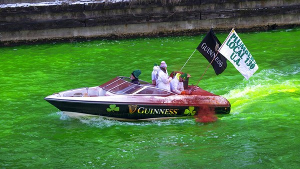 Warna sungai yang menjadi hijau bukanlah akibat limbah. Rupanya sungai itu memang sengaja diwarnai hijau dalam rangka memperingati Hari Santo Patrick setiap tanggal 17 Maret waktu setempat.( AP Photo/Tyler Pasciak LaRiviere)Â Â Warna sungai yang menjadi hijau bukanlah akibat limbah. Rupanya sungai itu memang sengaja diwarnai hijau dalam rangka memperingati Hari Santo Patrick setiap tanggal 17 Maret waktu setempat.( AP Photo/Tyler Pasciak LaRiviere)Â Â