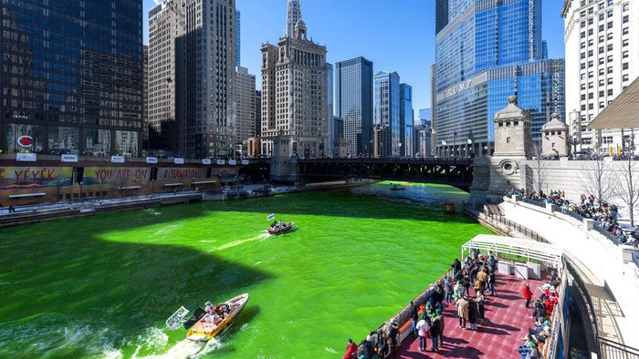 Sungai Chicago Disulap Jadi Warna Hijau A Chicago Shoreline Sightseeing tour boat passes by Merchandise Mart as the Chicago River is dyed green after the Plumbers Union Local 130 dyed it, Saturday, March 12, 2022, ahead of St. Patrick's Day on Thursday. (Tyler Pasciak LaRiviere/Chicago Sun-Times via AP)