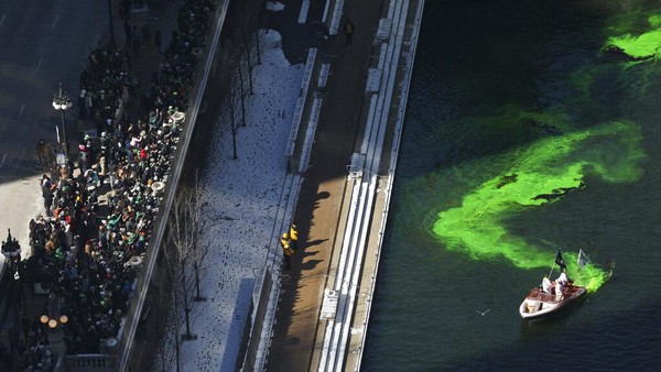 Pewarnaan sungai ini menjadi bagian dari parade Santo Patrick di Chicago. (AP Photo/John J. Kim)  