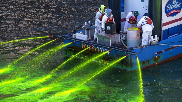 Pekerja setempat telah mewarnai sungai itu setiap tahun. Kegiatan ini mereka lakukan selama 40 tahun. (AP Photo/Tyler Pasciak LaRiviere)  Pekerja setempat telah mewarnai sungai itu setiap tahun. Kegiatan ini mereka lakukan selama 40 tahun. (AP Photo/Tyler Pasciak LaRiviere) Â