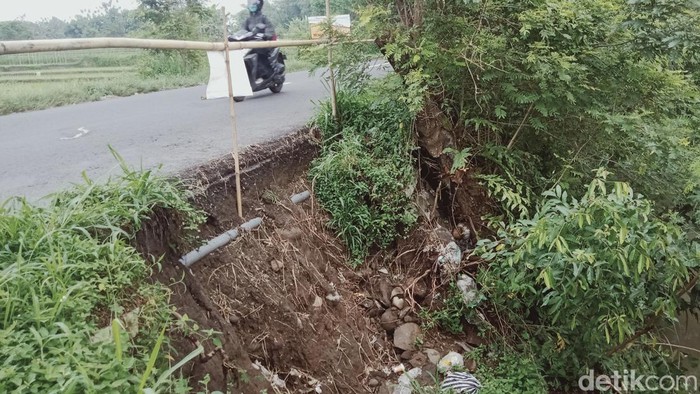 Talut di Jalan Raya Karanganom-Jatinom, Klaten, ambrol, Senin (14/3/2022).