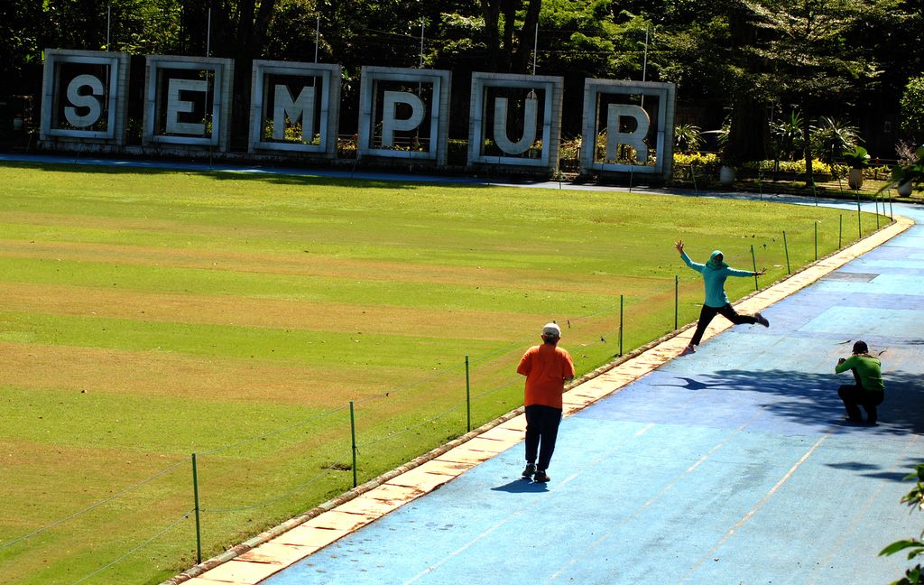 Warga berolahraga di Taman Sempur, Kota Bogor, Jawa Barat, Senin (14/3/2022). Pemerintah Kota Bogor mulai membuka kembali taman publik secara terbatas dengan penerapan protokol kesehatan ketat dan kapasitas pengunjung maksimal 75 persen seiring pemberlakuan PPKM level 2 di wilayah aglomerasi Jabodetabek. ANTARA FOTO/Arif Firmansyah/rwa.