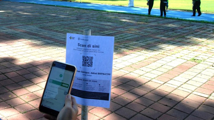 Warga berolahraga di Taman Sempur, Kota Bogor, Jawa Barat, Senin (14/3/2022). Pemerintah Kota Bogor mulai membuka kembali taman publik secara terbatas dengan penerapan protokol kesehatan ketat dan kapasitas pengunjung maksimal 75 persen seiring pemberlakuan PPKM level 2 di wilayah aglomerasi Jabodetabek. ANTARA FOTO/Arif Firmansyah/rwa.