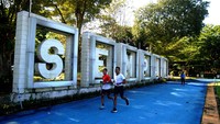 Warga berolahraga di Taman Sempur, Kota Bogor, Jawa Barat, Senin (14/3/2022).