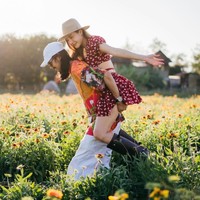 Kasus meninggalnya Tangmo Nida masih diusut kepolisian setelah aktris Thailand tersebut ditemukan meninggal di sungai. Pacar Tangmo yang dikenal sebagai Bird pun tampaknya masih sangat berduka atas kepergian wanita itu di usia 37 tahun. Hingga hari ini, ia masih sering mengunggah potret sang kekasih dan kemesraan mereka di Instagram. Foto: Instagram @stonerbkk