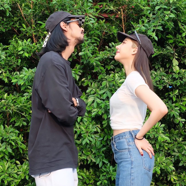 Setelah Tangmo dikabarkan sudah bercerai dengan suaminya di 2015, baru lah Bird mendekati sang aktris. Meski awalnya pesan Bird sering tidak dibalas, ia tetap berusaha selagi berdoa untuk dipertemukan. Ketika PDKT, pria itu bahkan sering membeli minuman di depan rumah Tangmo. Foto: Instagram @stonerbkk