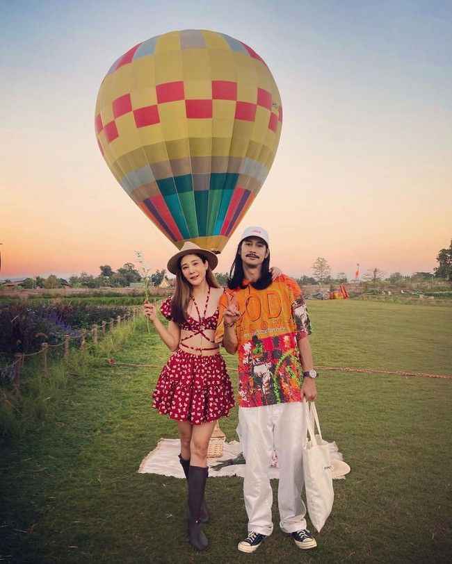 Ketika jasad Tangmo Nida ditemukan, Bird terlihat menangis tersedu-sedu di sungai. Setelah itu, ia meminta pada ibu Tangmo untuk memberikan beberapa barang pacarnya agar bisa ia simpan sebagai kenang-kenangan, seperti foto, bantal, kasur, dan boneka yang mereka pernah pakai bersama. Foto: Instagram @stonerbkk