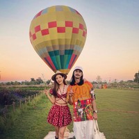 Ketika jasad Tangmo Nida ditemukan, Bird terlihat menangis tersedu-sedu di sungai. Setelah itu, ia meminta pada ibu Tangmo untuk memberikan beberapa barang pacarnya agar bisa ia simpan sebagai kenang-kenangan, seperti foto, bantal, kasur, dan boneka yang mereka pernah pakai bersama. Foto: Instagram @stonerbkk