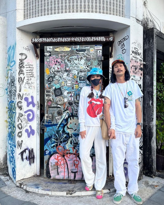 Dikatakan jika Bird dan Tangmo Nida bertemu 10 tahun lalu. Sejak awal pemilik bisnis fashion tersebut sudah menyukai Tangmo ketika pertama kali bertemu di sebuah toko. Karena hanya orang biasa, ia awalnya tidak berani mendekati lebih lanjut tapi hanya bisa menyapa. Foto: Instagram @stonerbkk