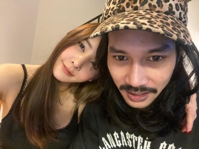 Bird Technic ikut menjadi perhatian netizen ketika Tangmo Nida diberitakan menghilang dan ditemukan meninggal di sungai. Pria yang sempat ikut dalam tim pencarian untuk menemukan jasad pemain film dan drama tersebut bikin iba karena kisahnya cintanya yang berakhir tragis.Foto: Instagram @stonerbkk