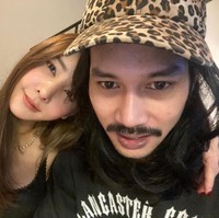 Bird Technic ikut menjadi perhatian netizen ketika Tangmo Nida diberitakan menghilang dan ditemukan meninggal di sungai. Pria yang sempat ikut dalam tim pencarian untuk menemukan jasad pemain film dan drama tersebut bikin iba karena kisahnya cintanya yang berakhir tragis.Foto: Instagram @stonerbkk