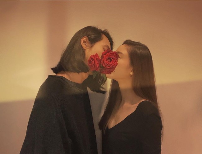 Di hari pemakaman, Bird pun tak kuasa menahan haru di tengah-tengah acara hingga tiba-tiba meninggalkan tempat. Ia juga terlihat memegang sebuah kotak cincin yang dikabarkan akan diberikannya pada Tangmo Nida untuk melamar sang pujaan hati. Cincin itu didesain secara khusus dan baru jadi setelah Tangmo meninggal dunia.Foto: Instagram @stonerbkk