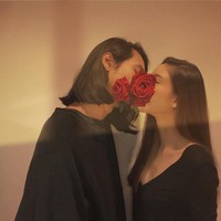 Di hari pemakaman, Bird pun tak kuasa menahan haru di tengah-tengah acara hingga tiba-tiba meninggalkan tempat. Ia juga terlihat memegang sebuah kotak cincin yang dikabarkan akan diberikannya pada Tangmo Nida untuk melamar sang pujaan hati. Cincin itu didesain secara khusus dan baru jadi setelah Tangmo meninggal dunia.Foto: Instagram @stonerbkk