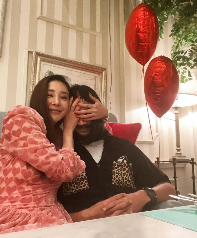 Teman-teman Tangmo memuji sikap Bird yang tulus mencintai sang aktris sampai sekarang. Dikatakan jika ia bahkan menolak untuk diwawancara dan tawaran pekerjaan lain karena tidak ingin memanfaat kematian Tangmo untuk kepentingan pribadi.Foto: Instagram @stonerbkk