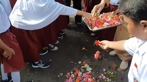 Teman-teman Hasan-Husen melakukan tabur bunga.