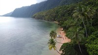 Foto udara lokasi Wisata Pasir Merah, Desa Labengki, Konawe Utara, Sulawesi Tenggara. Dinas Pariwisata Provinsi Sulawesi Tenggara dan Dinas Pariwisata Konawe Utara akan mengembangkan lokasi wisata Pasir Merah menjadi camping ground dan zona Eco Resort.