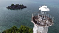 Pulau Labengki menjadi salah satu destinasi unggulan Sulawesi Tenggara karena panorama alamnya dan juga terdapat mercusuar peninggalan Belanda yang menjadi salah satu spot favorit bagi wisatawan.