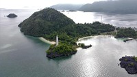 Foto udara bangunan mercusuar peninggalan Belanda di Pulau Labengki, Konawe Utara, Sulawesi Tenggara, Minggu (13/3/2022).