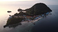 Foto udara Pulau Labengki yang dijadikan sebagai desa wisata di Desa Labengki Kecil, Konawe Utara, Sulawesi Tenggara.