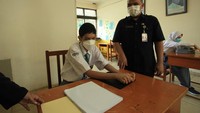 Pendamping ikut membantu siswa SMA SLBA Lebak Bulus menyelesaikan USBN.