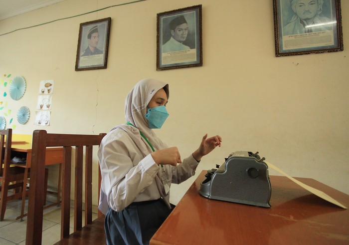 UJIAN SEKOLAH BERBASIS NASIONAL DIGELAR TATAP MUKA Pelajar didampingi pengajar mengikuti ujian sekolah berbasis nasional di SMA SLBA Pembinaan Tingkat Nasional Jakarta, Senin (14/3/2022). Pelaksanaan ujian sekolah berbasis nasional tersebut dilakukan secara tatap muka dengan kapasitas 100 persen pada masa PPKM level 2 di DKI Jakarta. ANTARA FOTO/Reno Esnir/aww.