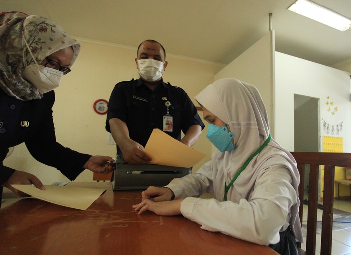 Pelajar didampingi pengajar mengikuti ujian sekolah berbasis nasional di SMA SLBA Pembinaan Tingkat Nasional Jakarta, Senin (14/3/2022). Pelaksanaan ujian sekolah berbasis nasional tersebut dilakukan secara tatap muka dengan kapasitas 100 persen pada masa PPKM level 2 di DKI Jakarta. ANTARA FOTO/Reno Esnir/aww.