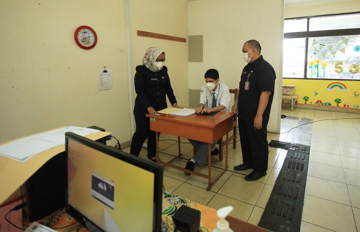 UJIAN SEKOLAH BERBASIS NASIONAL DIGELAR TATAP MUKA Pelajar didampingi pengajar mengikuti ujian sekolah berbasis nasional di SMA SLBA Pembinaan Tingkat Nasional Jakarta, Senin (14/3/2022). Pelaksanaan ujian sekolah berbasis nasional tersebut dilakukan secara tatap muka dengan kapasitas 100 persen pada masa PPKM level 2 di DKI Jakarta. ANTARA FOTO/Reno Esnir/aww.