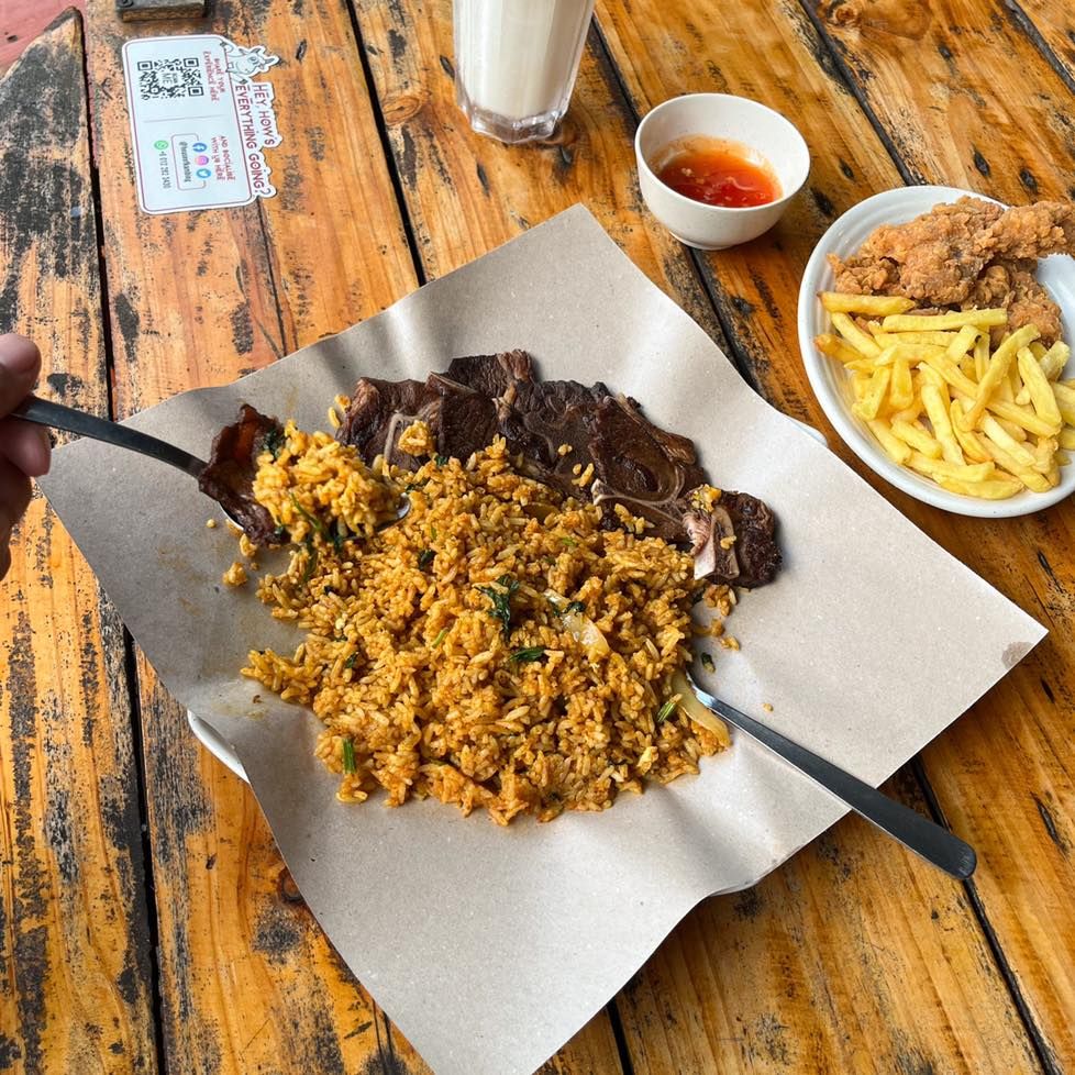 Unik! Di Restoran Ini Bisa Cicip Kambing Bakar Sambil Main Bareng Kambing