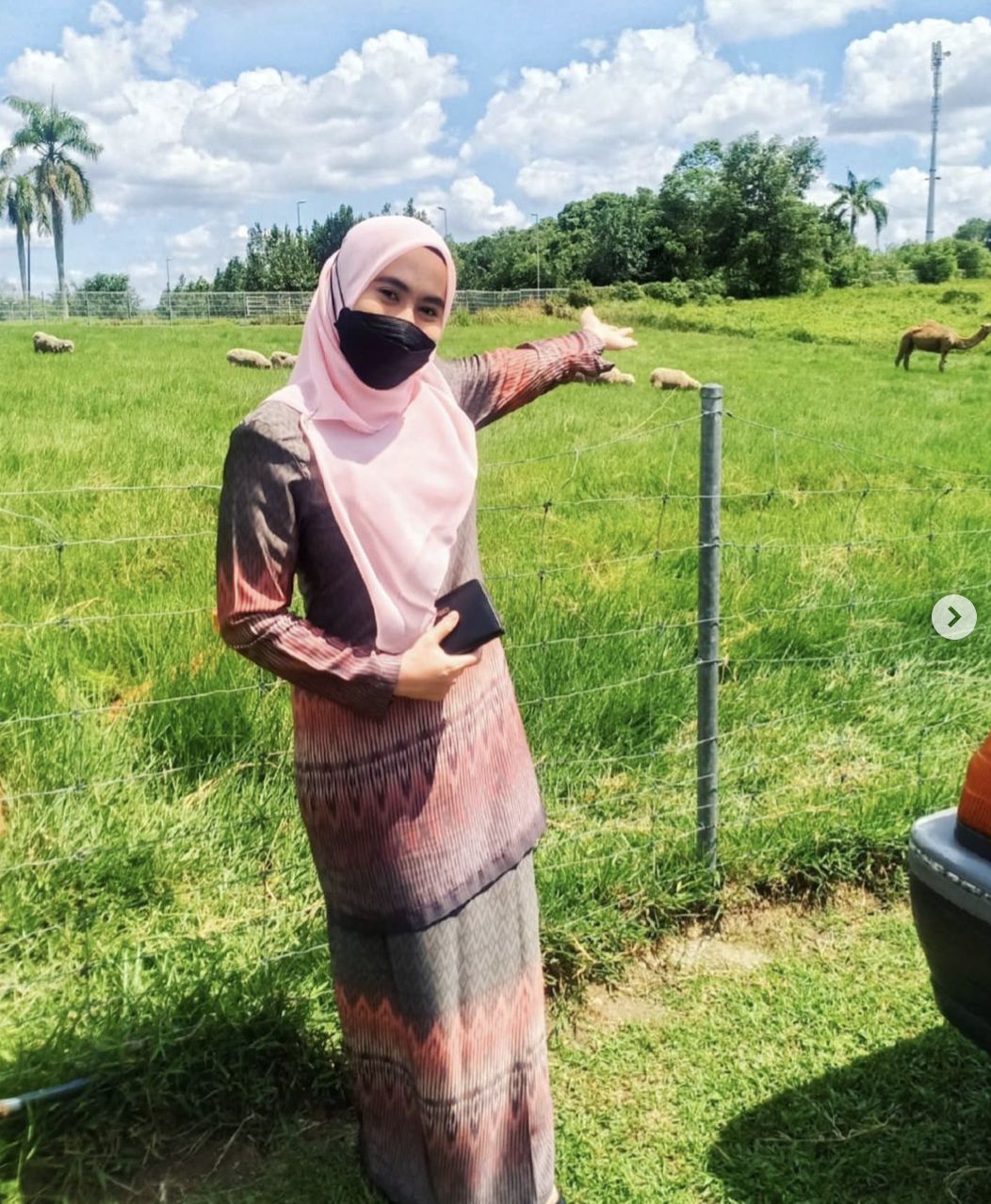 Unik! Di Restoran Ini Bisa Cicip Kambing Bakar Sambil Main Bareng Kambing