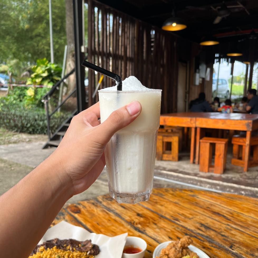 Unik! Di Restoran Ini Bisa Cicip Kambing Bakar Sambil Main Bareng Kambing