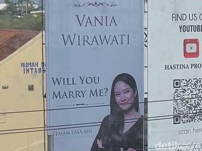 Viral pria lamar kekasih pakai baliho besar di Purwokerto. Viral pria lamar kekasih pakai baliho besar di Purwokerto.