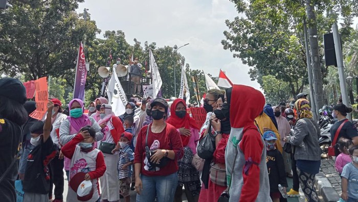 Warga Marunda Jakut longmarch dari Balai Kota Jakarta ke Kantor Kemenhub, tuntut polusi batu bara diselesaikan