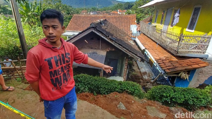 Warga menunjukkan area longsor di Nagreg.