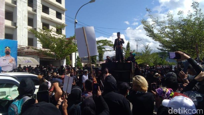 Warga suku Rongkong menggeruduk Polres Palopo meminta wanita peneliti Iriani dihukum adat potong kerbau (detikSulsel/Arzad)
