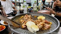 Ketika masuk ke dalam restorannya, kami langsung disambut dengan pelayan. Ada dua area makan, yaitu outdoor dan indoor. Namun, areanya tidak begitu luas. Foto: detikcom