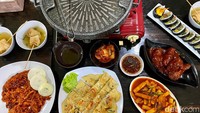 Tempat makan tersebut dikenal bernama Warung Korea Pop atau Warung Kpop. Tempat makan ini menawarkan tempat menu masakan khas Korea dengan cita rasa autentik. Foto: detikcom