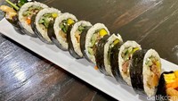 Menu di sini juga tersedia gimbab. Seporsi Bulgogi Gimbap di sini dibanderol Rp 35.455. Gimbap khas Warung Kpop ini memiliki perpaduan rasa gurih dan manis. Foto: detikcom