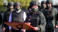 Presiden Taiwan Tsai Ing-wen mengunjungi pasukan cadangan tentara selama pelatihan di Nanshipu, Taiwan, Sabtu (12/3/2022) waktu setempat.  