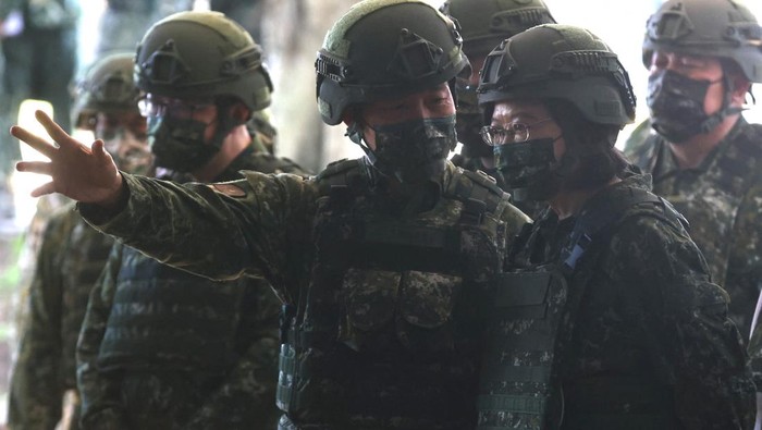 Was-was Diinvasi China, Taiwan Pelajari Strategi Perang Ukraina Army reservist troop takes part in a shooting training at a camp base in Nanshipu, Taiwan March 12, 2022. REUTERS/Ann Wang