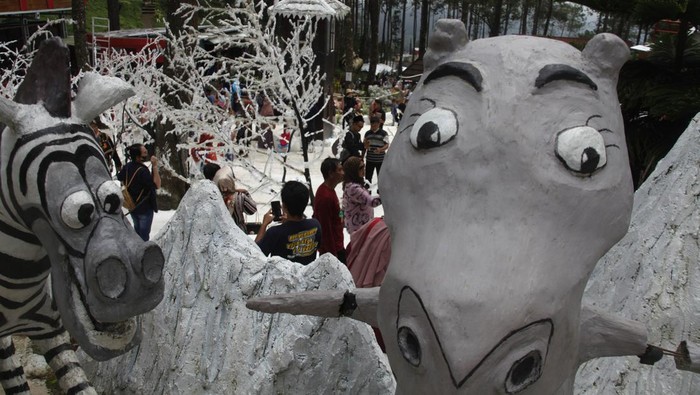 WISATA LAWU PARK Pengunjung menikmati wahana permainan di objek wisata alam The Lawu Park, Desa Gondosuli Tawangmangu, Kabupaten Karanganyar Jawa Tengah,Minggu (13/3/2022). Objek wisata yang dikenbangkan Perhutani tersebut menawarkan rekreasi alam dengan berbagai wahana permainan, penginapan, dan kuliner yang banyak diminati wisatawan baik domestik maupun mancanegara.ANTARAFOTO/Maulana Surya/hp.