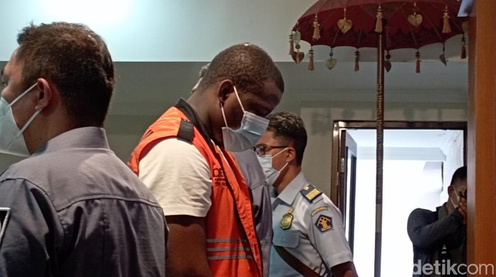 WN Nigeria ditangkap Imigrasi Bali. (Sui Suadnyana/detikcom)