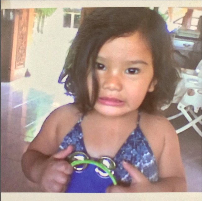 Zahwa saat kecil terlihat begitu menggemaskan dengan rambut pendek ikalnya. Ditambah dengan ekspresi wajahnya yang lucu, foto masa kecil Zahwa ini berhasil curi atensi. Foto: Instagram