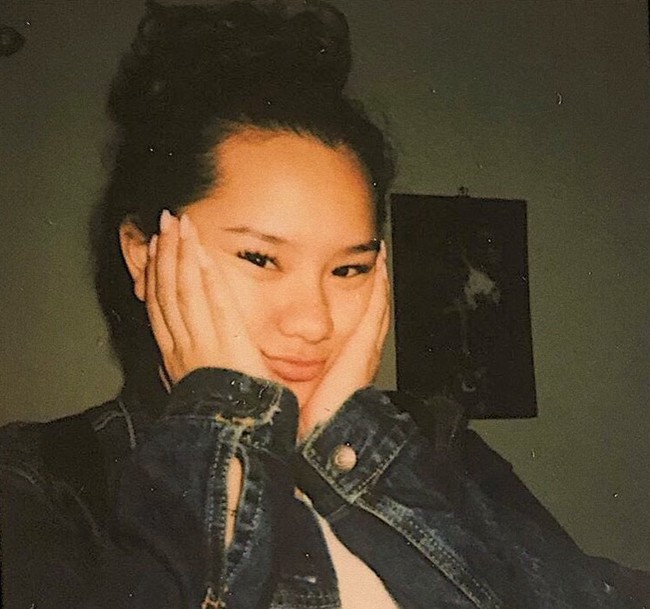 Usai lulus dari SMA, Zahwa sendiri diketahui melanjutkan pendidikannya ke luar negeri. Penampilannya saat ini pun jadi berbeda, makin cantik dan stylish. Foto: Instagram