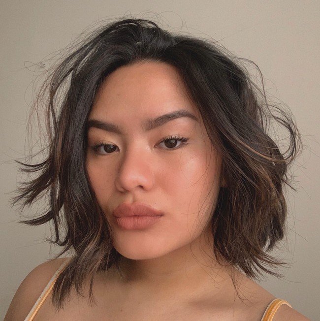 Gaya rambut Zahwa pun terlihat sempat beberapa kali berubah. Jika sebelumnya rambut Zahwa tampak keriting, maka kini rambutnya terlihat lebih lurus. Dengan potongan pendek dan styling berombak, penampilannya itu terlihat semakin fresh. Foto: Instagram