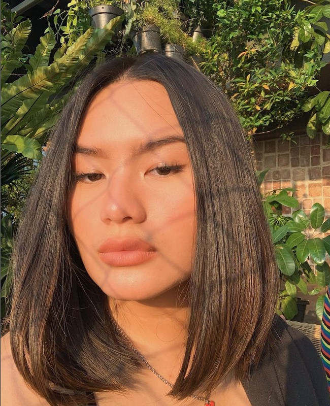Dengan gaya rambut lurus dan makeup natural seperti ini penampilan Zahwa jadi terlihat semakin dewasa. Gayanya pun jadi makin stylish dan keren. Foto: Instagram
