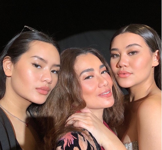 Berfoto bersama sang bunda, Reza Artamevia dan adiknya, Aaliyah Massaid, ketiganya terlihat begitu kompak. Tak hanya itu saja, wajah ketiganya pun terlihat sangat mirip. Foto: Instagram