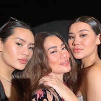 Berfoto bersama sang bunda, Reza Artamevia dan adiknya, Aaliyah Massaid, ketiganya terlihat begitu kompak. Tak hanya itu saja, wajah ketiganya pun terlihat sangat mirip. Foto: Instagram