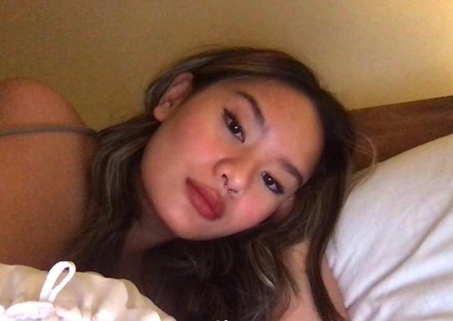 Kini memiliki piercing dan tato, penampilan Zahwa pun membuat Angelina Sondakh sampai pangling. Seperti yang terlihat dalam foto, Zahwa kini memiliki piercing di hidungnya. Tak hanya itu saja, Zahwa juga memiliki tato di bagian lengan dan kakinya. Foto: Instagram