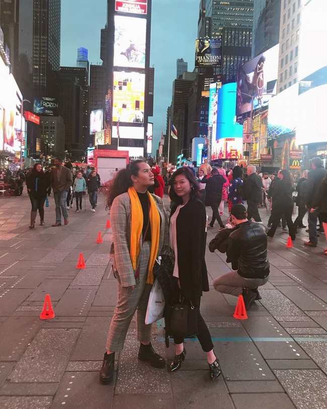 Sebelumnya Zahwa ditinggal oleh Angelina Sondakh ketika usianya masih 11 tahun karena kasus korupsi yang menjerat ibu sambungnya itu. Usai 10 tahun berlalu, Angelina baru kembali dan melihat perubahan Zahwa yang berhasil membuatnya pangling. Foto: Instagram