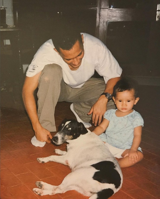 Begini potret Zahwa Massaid bersama almarhum ayahnya, Adjie Massaid. Saat itu Zahwa terlihat masih sangat kecil. Duduk di sebelah seekor anjing, Zahwa tampak begitu imut. Foto: Instagram